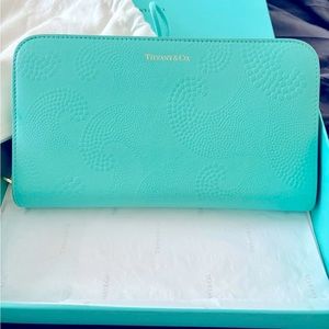 Tiffany & Co Tiffany blue zippy wallet. Like new condition.